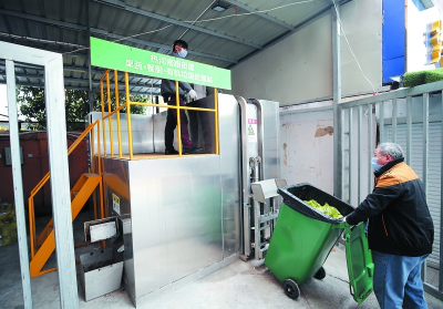 工作人員在鼓樓區鄭和南路農貿市場垃圾處理站處理餐廚垃圾。